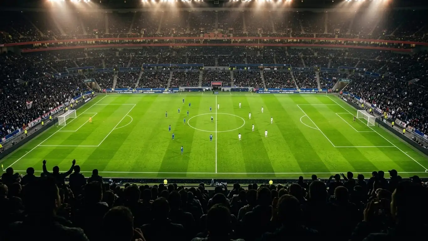 Pelouse d'un stade vue depuis les tribunes lors d'une soirée de match à guichets fermés